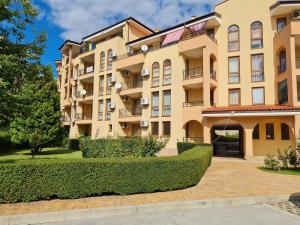 スヴェティ・ヴラスにあるParadise dreams family apartamentsのアパートメント ビル