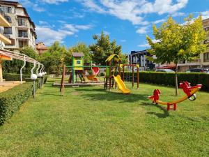 スヴェティ・ヴラスにあるParadise dreams family apartamentsの遊び場付き公園