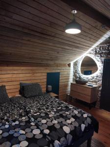 um quarto com uma cama e um tecto de madeira em La Babillarde em Auby-sur-Semois