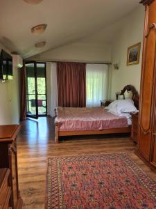 um quarto com uma cama e um tapete num quarto em Conacul cu Nuci 