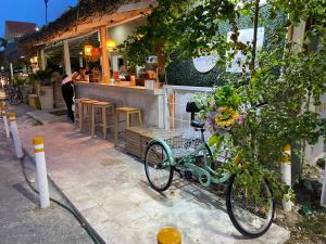 een fiets geparkeerd voor een restaurant bij Ducassi Sol Caribe Beach in Punta Cana