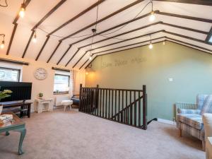 a living room with a vaulted ceiling at Barn House Mews in Darlington