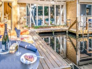 une piscine avec une table et une assiette de nourriture dans l'établissement The Berm - Uk41199, à Llanfynydd