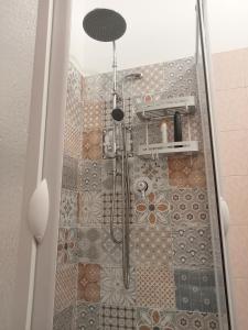 y baño con ducha y suelo de baldosa. en Casa Sciacca, en Marsala