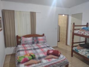 1 dormitorio con 2 literas y espejo en Kitnet completa, en Guaratinguetá