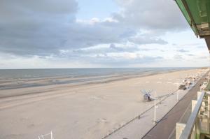 uma vista para a praia a partir de um edifício em The Lighthouse em Koksijde