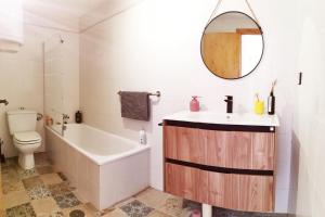 a bathroom with a tub and a sink and a toilet at Piso acogedor muy bien situado en Puerto Mazarrón in Puerto de Mazarrón +13 photos