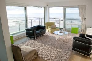 uma sala de estar com vista para o oceano em The Lighthouse em Koksijde