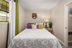 1 dormitorio con cama y ventana en HEIRS LIVING : BEAUX - Near Cabrini Hospital . Colleges . 3TVs . Free Parking . Pet Friendly . 2BR Fully Furnished, en Pineville