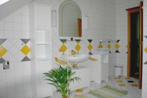 ein Bad mit einem Waschbecken und einem Spiegel in der Unterkunft Naturparkbauernhof Pöltl in Pöllau