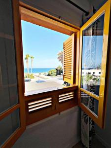 Habitación con ventana y vistas a la playa. en AMR El Palmeral en Mojácar