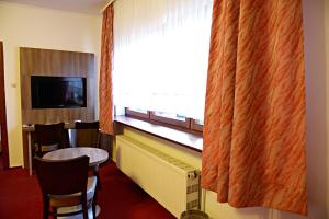 a room with a large window and a table and chairs at ITM Hotel Motel21 Hamburg-Mitte in Hamburg