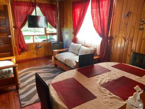 sala de estar con mesa y sofá en Cabañas Campestres Villarrica, en Villarrica