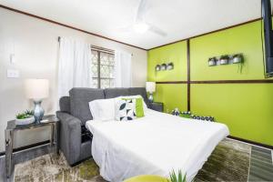 Ένα ή περισσότερα κρεβάτια σε δωμάτιο στο HEIRS LIVING : ZEN - Near Downtown . 1BR Fully Furnished . Free Parking . King Bed . Pet Friendly