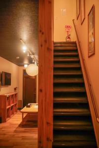 klatka schodowa w pokoju ze schodami w obiekcie 巡 w Osace