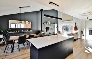 cocina y sala de estar con mesa y sillas en 112 Chemin des Ruisselets, en Stoneham