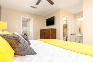 Gallery image of HEIRS LIVING : HAVEN - 1mi to Medical Centers . King Bed . Free WiFi . Free Parking . Fully Furnished Pineville Apartment . Pet Friendly in Pineville