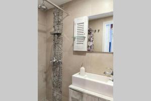 A bathroom at Cozy Corfiot house