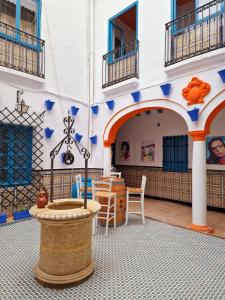un edificio con una fuente en medio de un patio en Arc House Mezquita - Only adults, en Córdoba