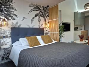 プラセンシアにあるPlasencia Plaza Mayor Luxuryのベッドルーム1室(白いシーツと黄色い枕の大型ベッド1台付)
