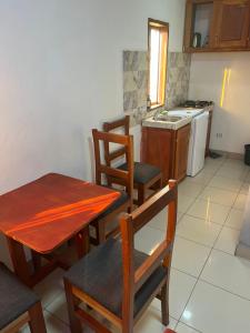Kuchyň nebo kuchyňský kout v ubytování LES LOGIS DE NOUVELLE ROUTE BASTOS