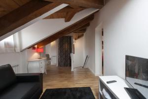 A television and/or entertainment centre at Residenza Tiziano