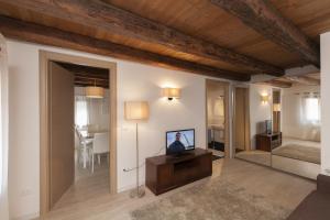 A television and/or entertainment centre at Residenza Tiziano