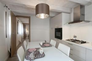 A kitchen or kitchenette at Residenza Tiziano