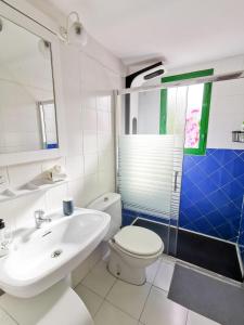 科拉雷侯的住宿－奧拉公寓，浴室配有白色卫生间和盥洗盆。