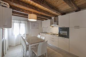A kitchen or kitchenette at Residenza Tiziano