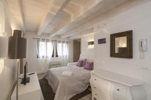 A bed or beds in a room at Residenza Tiziano