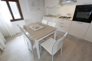A kitchen or kitchenette at Residenza Tiziano