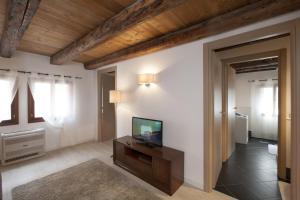A television and/or entertainment centre at Residenza Tiziano