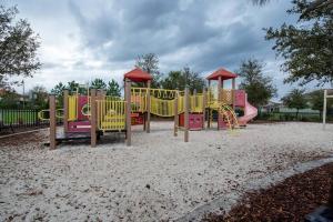 einen Spielplatz mit bunten Spielgeräten im Sand in der Unterkunft Cozy Solterra 5Bed45Bath-Disney-No Resort Fee in Davenport