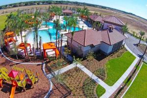einen Luftblick auf einen Pool in einem Resort in der Unterkunft Cozy Solterra 5Bed45Bath-Disney-No Resort Fee in Davenport