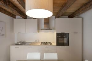 A kitchen or kitchenette at Residenza Tiziano