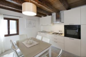 A kitchen or kitchenette at Residenza Tiziano