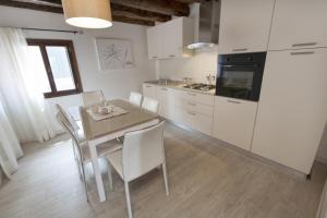 A kitchen or kitchenette at Residenza Tiziano