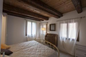 A bed or beds in a room at Residenza Tiziano