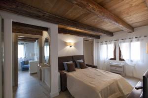 A bed or beds in a room at Residenza Tiziano