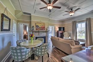 uma sala de estar com um sofá e uma mesa em Cozy Currituck Home with Fire Pit near Ferry! em Currituck