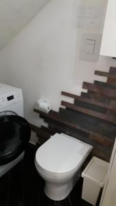 een badkamer met een toilet en een trap bij Casa Balestrate in Balestrate