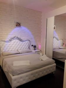 een slaapkamer met een wit bed en een paars plafond bij Casa Balestrate in Balestrate