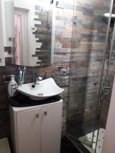 een badkamer met een wastafel en een douche bij Casa Balestrate in Balestrate