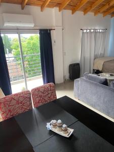 een woonkamer met een tafel en 2 stoelen bij Depto en Monte Grande a 15 minutos del Aeropuerto 2 Zona Residencial in Monte Grande