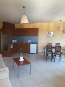 sala de estar con sofá y mesa en Apartment 322, Villa Park, en Borovets