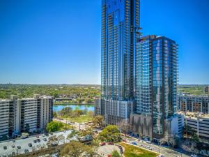 uma vista aérea de uma cidade com edifícios altos em Longview at the Rainey District em Austin