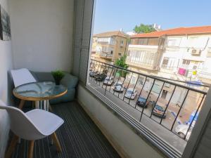 拉马特甘Cosy - Private room with balcony near TLV的带桌子的阳台，可欣赏城市景观