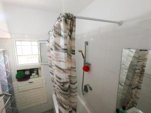 拉马特甘Cosy - Private room with balcony near TLV的带淋浴和浴帘的浴室 更多6张照片