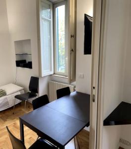 una habitación con mesa y sillas y un dormitorio en Ponte Milvio Smart Appartamento en Roma